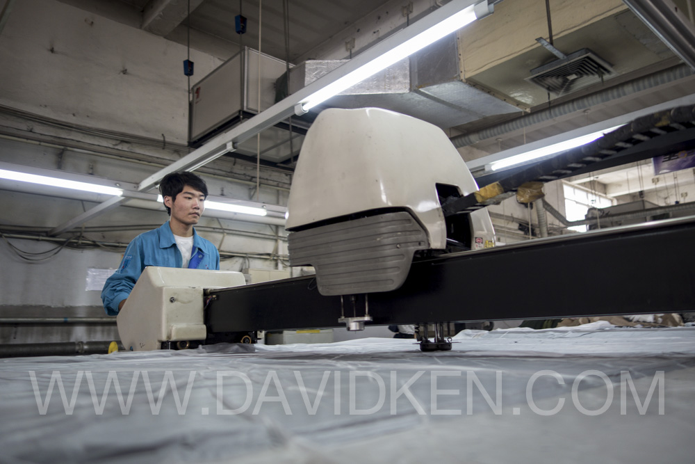 Ouvrier textile de Shijazhuang sur machine HighTech_09 octobre 2013_DavidKen