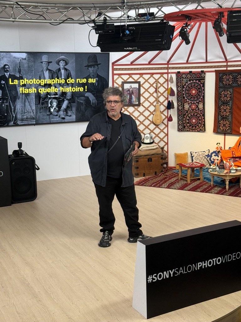 « La photographie de rue au flash, quelle histoire ! » — conférence de David Ken pour Sony